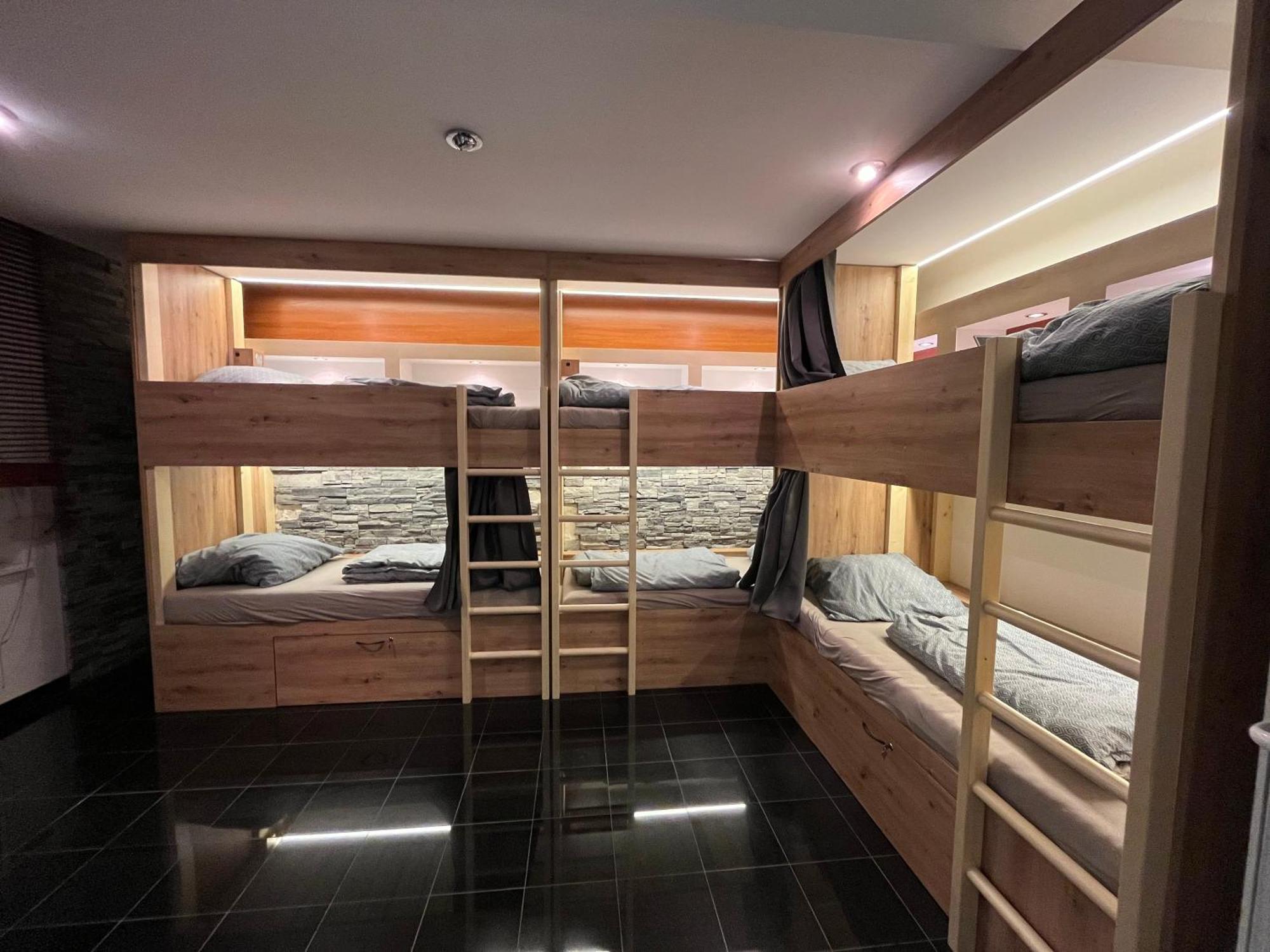 Zen Zone Hostel Bratislava Buitenkant foto