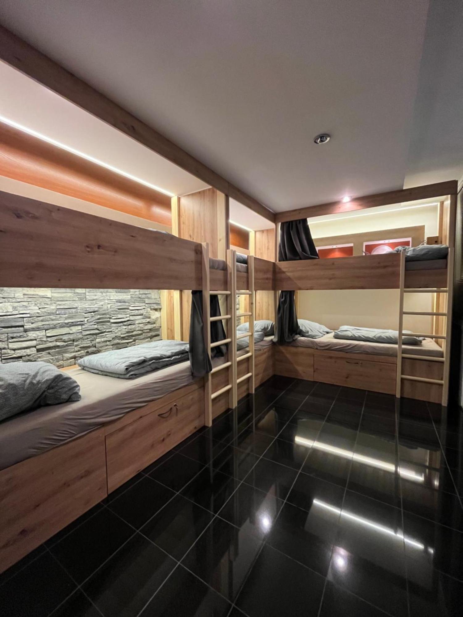 Zen Zone Hostel Bratislava Buitenkant foto